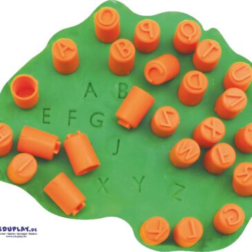 Fingerstempel ABC Großbuchstaben Worte und Zahlen stempeln ... Die Fingerstempel sind ein tolles Werkzeug für Kinder, um spielerisch erste Schritte in der Schrift- und Zahlenwelt zu machen und sich dann langsam zu steigern: dass der Buchstabe richtig herum steht, die Motive gleichmäßig tief in die Modelliermasse eingedrückt werden, auf einer Schriftlinie stehen und die Abstände zwischen Buchstaben und Wörtern ausgeglichen sind. Die Buchstabenstempel sind prima für kreative Projekte wie Namensschilder. Die Stempel haben verschiedene Farben - so lassen sich Zahlen, Klein- und Großbuchstaben leicht erkennen und sortieren.