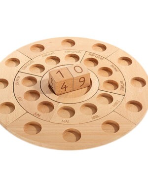 Klicken Sie für eine grössere Ansicht Zähl- und Legeboard Unendlicher Kalender Dieser 11-teilige Jahreszeitenkreis ... aus hochwertiger massiver Buche ist ein wahrer Alleskönner. Die Ringe sind 4-geteilt und können beidseitig benutzt werden. Auf einer Seite finden sich Vertiefungen, die mit Teelichtern, Naturmaterialien, Glitzersteinen, Filzperlen und vielem mehr befüllt werden können. Die runden Aussparungen haben auch genau die richtige Größe, um Holzschalen für Sortierspiele (bitte separat bestellen, nicht im Set enthalten) aufzunehmen. Die mittleren Viertelkreise haben neben den Aussparungen eine Beschriftung für die Monate Januar bis Dezember. Die Aufteilung ist den Jahreszeiten angepasst, so dass Frühling, Sommer, Herbst und Winter ihren Platz finden. Die 5 cm großen Würfel können mit den aufgedruckten Zahlen das aktuelle Datum anzeigen. Sie können den Jahreszeitenkreis als Kreis oder als fortlaufende Bahn aufbauen. Er dient als Legebrett, Jahreskalender, Geburtstags- und Adventskalender. Die 24 Vertiefungen erstrahlen mit Lichtern oder Schmucksteinen. Die separate flache Holzschale passt genau in die Mitte des Kreises und kann z.b. mit Blüten, Nüssen, uvm. befüllt werden. Jeder Viertelkreisbogen hat 3 kreisrunde Vertiefungen und lässt sich an den nächsten Viertelkreis anlegen. Zusammen ergeben die Holzbögen einen Kreis. Dreht man die Viertelkreisbögen um, so können die Kinder eine Straße bauen und die robusten Holzelemente in ihr Bauspiel einbinden. Ideal als saisonale, jahreszeitliche Dekoration, für Feste und Geburtstage, für Sortierspiele, in der Bauecke zum Bauen von Straßen und Brücken. Lieferumfang: 4 äußere Viertelkreise ca. 31 x 7 x 1,5 cm, 4 mittlere Viertelkreise mit Monatsbeschriftung, ca. 21 x 7 x 1,5 cm, Vertiefungen Ø ca. 4,3 cm, Innenschale Ø 16cm x 1,5 cm, 2 Zahlenwürfel (5cm). Lieferung ohne Deko, Kugeln, Lichter etc.