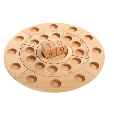 Klicken Sie für eine grössere Ansicht Zähl- und Legeboard Unendlicher Kalender Dieser 11-teilige Jahreszeitenkreis ... aus hochwertiger massiver Buche ist ein wahrer Alleskönner. Die Ringe sind 4-geteilt und können beidseitig benutzt werden. Auf einer Seite finden sich Vertiefungen, die mit Teelichtern, Naturmaterialien, Glitzersteinen, Filzperlen und vielem mehr befüllt werden können. Die runden Aussparungen haben auch genau die richtige Größe, um Holzschalen für Sortierspiele (bitte separat bestellen, nicht im Set enthalten) aufzunehmen. Die mittleren Viertelkreise haben neben den Aussparungen eine Beschriftung für die Monate Januar bis Dezember. Die Aufteilung ist den Jahreszeiten angepasst, so dass Frühling, Sommer, Herbst und Winter ihren Platz finden. Die 5 cm großen Würfel können mit den aufgedruckten Zahlen das aktuelle Datum anzeigen. Sie können den Jahreszeitenkreis als Kreis oder als fortlaufende Bahn aufbauen. Er dient als Legebrett, Jahreskalender, Geburtstags- und Adventskalender. Die 24 Vertiefungen erstrahlen mit Lichtern oder Schmucksteinen. Die separate flache Holzschale passt genau in die Mitte des Kreises und kann z.b. mit Blüten, Nüssen, uvm. befüllt werden. Jeder Viertelkreisbogen hat 3 kreisrunde Vertiefungen und lässt sich an den nächsten Viertelkreis anlegen. Zusammen ergeben die Holzbögen einen Kreis. Dreht man die Viertelkreisbögen um, so können die Kinder eine Straße bauen und die robusten Holzelemente in ihr Bauspiel einbinden. Ideal als saisonale, jahreszeitliche Dekoration, für Feste und Geburtstage, für Sortierspiele, in der Bauecke zum Bauen von Straßen und Brücken. Lieferumfang: 4 äußere Viertelkreise ca. 31 x 7 x 1,5 cm, 4 mittlere Viertelkreise mit Monatsbeschriftung, ca. 21 x 7 x 1,5 cm, Vertiefungen Ø ca. 4,3 cm, Innenschale Ø 16cm x 1,5 cm, 2 Zahlenwürfel (5cm). Lieferung ohne Deko, Kugeln, Lichter etc.