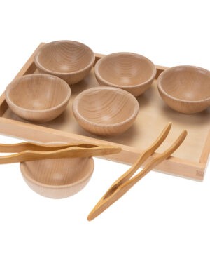 Klicken Sie für eine grössere Ansicht Sortierschälchen und Pinzetten Holztablett Das vielseitige Sortiertablett ... aus massiver Buche kommt mit 6 schönen Holz-Schalen und 2 Holz-Pinzetten. Kinder können nun Dinge mit der Pinzette aufgreifen und sie sortiert in die Schalen ablegen. Welches Material dabei zum Einsatz kommt, ist Ihnen und Ihrer Kreativität überlassen. Im Farbenspiel können Filzkugeln, Glasnuggets oder kleine Steckbausteine zum Einsatz kommen. Das Tablett eignet sich auch perfekt als Zubehör für Kaufladen und Kinderküche. Fördert Farberkennung, Motorik, erstes Zählen und Zuordnung. Inhalt: 1 Holz-Tablett, 6 Holzschalen, 2 Holz-Pinzetten. Lieferung ohne Filzkugeln, Glasnuggets, Süßigkeiten etc.