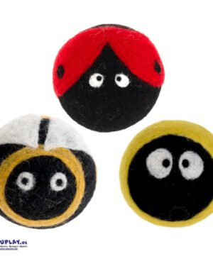 Filzbälle Käferchen 3er Set Roll roll Käferchen roll ... die drei 7 cm großen Filzkugeln mit Augen sind dein treuer Begleiter und Handschmeichler. Wenn Ihr die Käfer fliegen lassen wollt 'schmeißt sie euch einfach hin und her' - dank der weichen und angenehmen warmen Oberfläche wird das Bälle werfen zum Erlebnis.