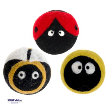 Filzbälle Käferchen 3er Set Roll roll Käferchen roll ... die drei 7 cm großen Filzkugeln mit Augen sind dein treuer Begleiter und Handschmeichler. Wenn Ihr die Käfer fliegen lassen wollt 'schmeißt sie euch einfach hin und her' - dank der weichen und angenehmen warmen Oberfläche wird das Bälle werfen zum Erlebnis.