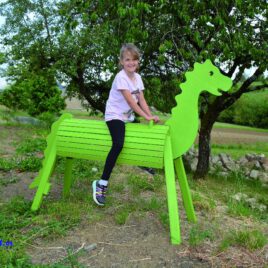 Holzdrache 90 cm lasiert Wetterfester Drache für fantasievolle Ausflüge ... Der coole Drache mit lindgrüner Lasur ist stabil, sicher und robust. Auf seinem Rücken haben zwei abenteuerlustige Kids Platz. Der Kopf und Schwanz lassen sich sekundenschnell und ohne Werkzeug montieren: durch einfache Verriegelung an der Unterseite. Nach der europäischen Norm EN1176 geprüft. Zur Langlebigkeit sollte das Produkt immer wieder mit einer witterungsbeständigen Lasur behandelt werden. Belastbar bis 100 kg.