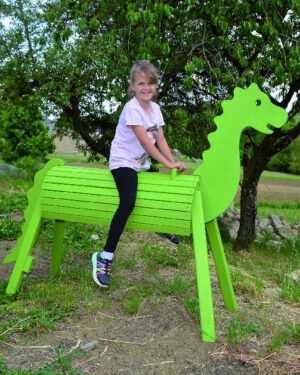 Holzdrache 90 cm lasiert Wetterfester Drache für fantasievolle Ausflüge ... Der coole Drache mit lindgrüner Lasur ist stabil, sicher und robust. Auf seinem Rücken haben zwei abenteuerlustige Kids Platz. Der Kopf und Schwanz lassen sich sekundenschnell und ohne Werkzeug montieren: durch einfache Verriegelung an der Unterseite. Nach der europäischen Norm EN1176 geprüft. Zur Langlebigkeit sollte das Produkt immer wieder mit einer witterungsbeständigen Lasur behandelt werden. Belastbar bis 100 kg.