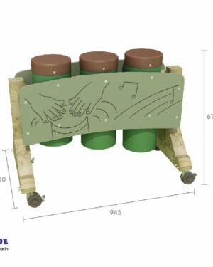 Mobile Trommeln - Congas Conga-Trommeln kommen ursprünglich aus Kuba Sie haben einen hohen Boden und ein Trommelfell auf der Oberseite, das normalerweise mit den Händen und Fingern gespielt wird, um tolle Rhythmen und Beats zu erzeugen. Dieses Set aus 3 Congas ist eine ideale Ergänzung für jedes Klassenzimmer und wird den Kindern viel Freude bereiten. Die drei Trommeln sind auf einem wetterfesten Kiefernholzständer montiert, sodass die Trommelfelle in der richtigen Höhe für Kinder zum Spielen sind. Mehrere Kinder können gleichzeitig spielen und versuchen, sich abzustimmen, oder ein Kind kann alleine spielen. Ein Lehrer kann die Trommeln als Begleitung zum Singen verwenden, um der Darbietung mehr Ausdruck zu verleihen. Alle Teile sind extrem wetterfest, sodass das Set drinnen und draußen verwendet werden kann. Material: Kiefernholz, Metall, HDPE Maße: 125 x 50 x 62,5 cm Ab 3 Jahre