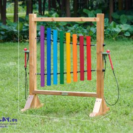 Vertikale Klangröhren Die Vertikalen Klangröhren ... besteht aus 8 regenbogenfarbenen Aluminiumrohren, die in einem robusten Kiefernholzrahmen montiert sind. Das Holz ist für den Innen- und Außenbereich getrocknet und sehr wetterbeständig. Die Rohre bestehen aus einer klangvollen Aluminiumlegierung, die auf Drähten befestigt sind, sodass die Töne beim Anschlagen oder Schlagen mit einem der beiden mitgelieferten Schlägel klar und deutlich erklingen. Die Töne sind gestimmt und beschriftet, sodass sie eine komplette Tonleiter bilden (von C bis C!). Das Set wird bei allen Kindern sofort gut ankommen und als Möbelstück sieht es in jeder Schule oder jedem Kindergarten toll aus. Mit einer Höhe von 120 cm ist es perfekt für alle Kinder im Kindergarten- und Grundschulalter. Die Klänge sind melodisch und harmonisch und regen Kinder zum Experimentieren und zur Entwicklung ihrer musikalischen Fähigkeiten und ihrer Koordination an. Material: europäisches Kiefernholz, wetterfeste Aluminiumlegierung Maße: 95,1 x 62 x 121,5 cm Ab 3 Jahre