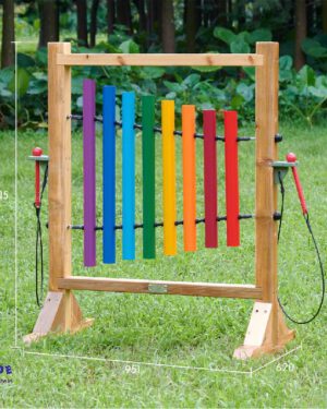 Vertikale Klangröhren Die Vertikalen Klangröhren ... besteht aus 8 regenbogenfarbenen Aluminiumrohren, die in einem robusten Kiefernholzrahmen montiert sind. Das Holz ist für den Innen- und Außenbereich getrocknet und sehr wetterbeständig. Die Rohre bestehen aus einer klangvollen Aluminiumlegierung, die auf Drähten befestigt sind, sodass die Töne beim Anschlagen oder Schlagen mit einem der beiden mitgelieferten Schlägel klar und deutlich erklingen. Die Töne sind gestimmt und beschriftet, sodass sie eine komplette Tonleiter bilden (von C bis C!). Das Set wird bei allen Kindern sofort gut ankommen und als Möbelstück sieht es in jeder Schule oder jedem Kindergarten toll aus. Mit einer Höhe von 120 cm ist es perfekt für alle Kinder im Kindergarten- und Grundschulalter. Die Klänge sind melodisch und harmonisch und regen Kinder zum Experimentieren und zur Entwicklung ihrer musikalischen Fähigkeiten und ihrer Koordination an. Material: europäisches Kiefernholz, wetterfeste Aluminiumlegierung Maße: 95,1 x 62 x 121,5 cm Ab 3 Jahre