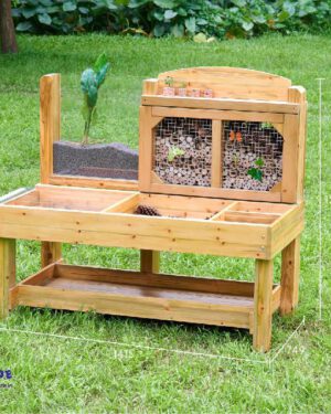 Insekten- und Pflanzenbeobachtungsstand Diese speziell angefertigte Außenbank ... bietet jede Menge Möglichkeiten, um Lebewesen zu beobachten, und lockt Wildtiere in deinen Garten. Die Sitzfläche ist in verschiedene Bereiche für Sammlungen unterteilt. Kleine Bereiche für Rindenstücke, Holzspäne, größere Bereiche für morsches Holz aus dem Wald, Blätter und so weiter. Es gibt durchsichtige Sammelschalen, die den Prozess erleichtern und herausgenommen und wieder eingesetzt werden können, wenn sie voll sind. Ein großes Fach mit durchsichtigem Deckel dient zur Aufbewahrung und Beobachtung interessanter oder lebender Exemplare. Es ist faszinierend, eine Schnecke unter der durchsichtigen Acrylplatte zu beobachten. Auf der Rückseite der Bank (hinter einem Edelstahlgitter) befindet sich ein offener Bereich mit löchrigen Holzröhren, die alle Arten von Insekten anziehen. Außerdem gibt's einen durchsichtigen, vertikalen Plexiglasbehälter, in dem man Pflanzen oder Gemüse ziehen oder als Wurmkompost verwenden kann. Es ist faszinierend, Wurzeln oder Pflanzen wachsen zu sehen oder die Bewegung der Würmer zu beobachten, wenn sie sich eingraben. Material: Kiefernholz, Acryl, Metall Maße: 142 x 75 x 123 cm Ab 3 Jahre EAN: 6955920031334