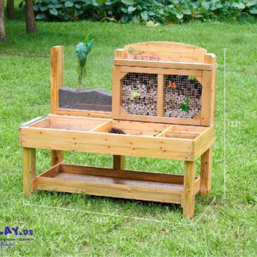 Insekten- und Pflanzenbeobachtungsstand Diese speziell angefertigte Außenbank ... bietet jede Menge Möglichkeiten, um Lebewesen zu beobachten, und lockt Wildtiere in deinen Garten. Die Sitzfläche ist in verschiedene Bereiche für Sammlungen unterteilt. Kleine Bereiche für Rindenstücke, Holzspäne, größere Bereiche für morsches Holz aus dem Wald, Blätter und so weiter. Es gibt durchsichtige Sammelschalen, die den Prozess erleichtern und herausgenommen und wieder eingesetzt werden können, wenn sie voll sind. Ein großes Fach mit durchsichtigem Deckel dient zur Aufbewahrung und Beobachtung interessanter oder lebender Exemplare. Es ist faszinierend, eine Schnecke unter der durchsichtigen Acrylplatte zu beobachten. Auf der Rückseite der Bank (hinter einem Edelstahlgitter) befindet sich ein offener Bereich mit löchrigen Holzröhren, die alle Arten von Insekten anziehen. Außerdem gibt's einen durchsichtigen, vertikalen Plexiglasbehälter, in dem man Pflanzen oder Gemüse ziehen oder als Wurmkompost verwenden kann. Es ist faszinierend, Wurzeln oder Pflanzen wachsen zu sehen oder die Bewegung der Würmer zu beobachten, wenn sie sich eingraben. Material: Kiefernholz, Acryl, Metall Maße: 142 x 75 x 123 cm Ab 3 Jahre EAN: 6955920031334