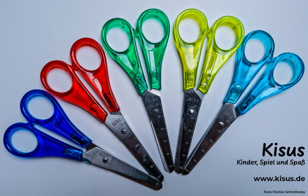 22-7330 Bastelschere rund Aus rostfreiem Edelstahl mit cm-Einteilung und Kunststoffgriffen in leuchtenden ICE-Farben. 13 cm Foto: Florian Schmilinsky Kisus e.K. - Kinder, Spiel und Spaß - Großhandel für Kindergartenausstattung, Spielwaren und Bastelbedarf