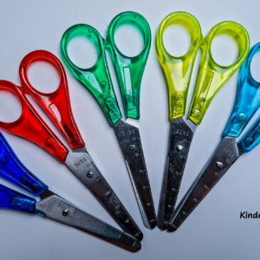 22-7330 Bastelschere rund Aus rostfreiem Edelstahl mit cm-Einteilung und Kunststoffgriffen in leuchtenden ICE-Farben. 13 cm Foto: Florian Schmilinsky Kisus e.K. - Kinder, Spiel und Spaß - Großhandel für Kindergartenausstattung, Spielwaren und Bastelbedarf