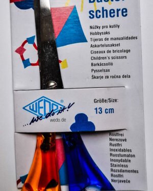 22-7751 Bastelschere rund für Linkshänder Zur optischen Unterscheidung haben die Bastelscheren für Linkshänder zweifarbige Kunststoffgriffe. 13 cm Rostfrei Foto: Florian Schmilinsky Kisus e.K. - Kinder, SPiel und Spaß - Großhandel für Kindergartenausstattung, Spielwaren und Bastelbedarf
