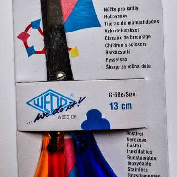 22-7751 Bastelschere rund für Linkshänder Zur optischen Unterscheidung haben die Bastelscheren für Linkshänder zweifarbige Kunststoffgriffe. 13 cm Rostfrei Foto: Florian Schmilinsky Kisus e.K. - Kinder, SPiel und Spaß - Großhandel für Kindergartenausstattung, Spielwaren und Bastelbedarf