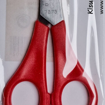 22-7373 Bastelschere Doppelgriff – Therapeutenschere Aus rostfeiem Stahl mit Zentimeter-Einteilung auf dem Scherenblatt und Doppelgriffen aus Kunststoff. Länge: 17,0 cm Foto: Florian Schmilinsky Kisus - Kinder, Spiel und Spaß, Großhandel für Kindergartenausstattung, Spielwaren und Bastelbedarf