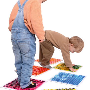 Sensorikmatten - Sinne erleben und fördern Das 6-teilige Sensorikmatten-Set mit verschiedenen Oberflächenstrukturen bietet Kindern spannende sensorische Erlebnisse. Jede Matte hat eine einzigartige Oberfläche: ein Labyrinth, eine Blätterstruktur, sechseckige Pyramiden und runde Noppen, die mit Händen und Füßen erkundet werden können. Beim Fühlen und Balancieren werden taktile Reize gesetzt, die Feinmotorik, Gleichgewicht und Körperkoordination spielerisch fördern. Die bunten Farben und Strukturen regen die Fantasie an. Material: PVC, PE, Wasser mit farbiger Kosmetikflüssigkeit Maße: 30 x 30 x 1,2 cm