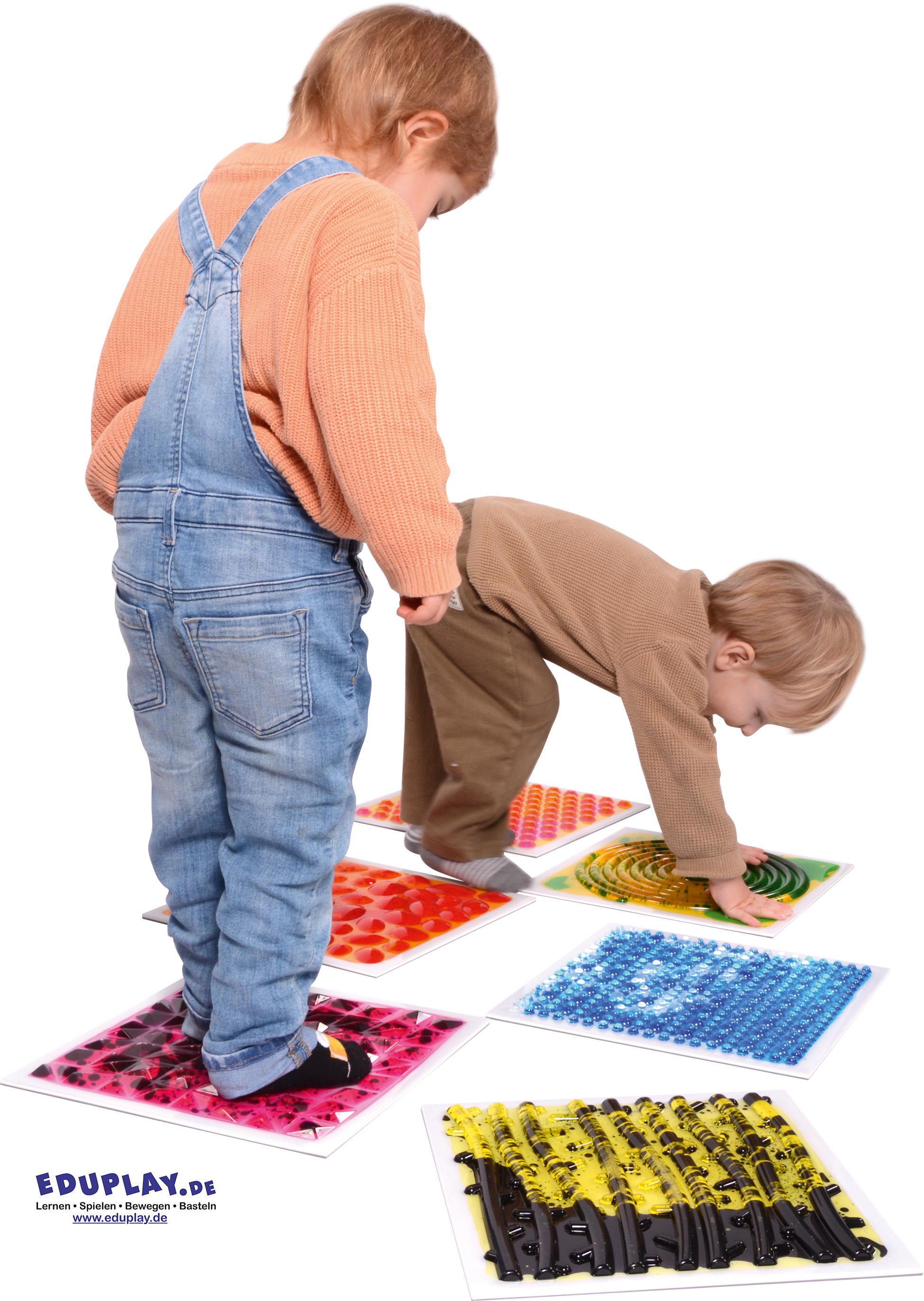 Sensorikmatten - Sinne erleben und fördern Das 6-teilige Sensorikmatten-Set mit verschiedenen Oberflächenstrukturen bietet Kindern spannende sensorische Erlebnisse. Jede Matte hat eine einzigartige Oberfläche: ein Labyrinth, eine Blätterstruktur, sechseckige Pyramiden und runde Noppen, die mit Händen und Füßen erkundet werden können. Beim Fühlen und Balancieren werden taktile Reize gesetzt, die Feinmotorik, Gleichgewicht und Körperkoordination spielerisch fördern. Die bunten Farben und Strukturen regen die Fantasie an. Material: PVC, PE, Wasser mit farbiger Kosmetikflüssigkeit Maße: 30 x 30 x 1,2 cm