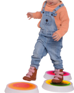 LED Leuchtinseln 4er Set Mobile Leuchtinseln für den Sinnesparcours ... Die vier bunten Leuchtinseln sind ein Highlight für jede Sinnes- oder Bewegungslandschaft. Sie reagieren auf Druck: Wenn Kinder darüber laufen, entstehen faszinierende Farbspiele in Pink, Gelb-Blau, Gelb-Grün und Lila. Beim Balancieren, Springen oder Sitzen trainieren die Kleinen Gleichgewicht, Körperwahrnehmung und Koordination. Die Leuchtinseln können frei im Raum platziert werden. Sie sind bis 60 kg belastbar und lassen sich an der Unterseite ein-/ausschalten (3 x AA Batterien erforderlich, nicht inkl.).