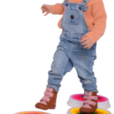 LED Leuchtinseln 4er Set Mobile Leuchtinseln für den Sinnesparcours ... Die vier bunten Leuchtinseln sind ein Highlight für jede Sinnes- oder Bewegungslandschaft. Sie reagieren auf Druck: Wenn Kinder darüber laufen, entstehen faszinierende Farbspiele in Pink, Gelb-Blau, Gelb-Grün und Lila. Beim Balancieren, Springen oder Sitzen trainieren die Kleinen Gleichgewicht, Körperwahrnehmung und Koordination. Die Leuchtinseln können frei im Raum platziert werden. Sie sind bis 60 kg belastbar und lassen sich an der Unterseite ein-/ausschalten (3 x AA Batterien erforderlich, nicht inkl.).