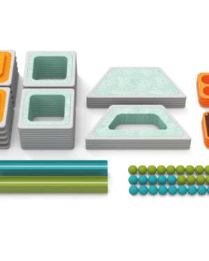 Raum für grenzenloses Entdecken und Gestalten ... Mit MagniWorld entstehen aus einzelnen Modulen ganze Welten. Das vielseitige Konstruktionssystem lädt Kinder dazu ein, zu bauen, zu kombinieren, zu forschen und ihrer Fantasie freien Lauf zu lassen. Durch die offenen und flexiblen Elemente entstehen immer neue Spiel- und Lernräume, in denen Kinder spielerisch Probleme lösen, Ideen ausprobieren und gemeinsam kreativ werden. So fördert MagniWorld ästhetisches Empfinden, Teamgeist, eigenständiges Denken und die Freude am Entdecken - für ganzheitliches Lernen mit Kopf, Herz und Hand. Drinnen und draußen: bauen, spielen, lernen, bewegen. Mit dem modularen Konstruktionssystem MagniWorld entstehen immer neue Spiel- und Lernwelten. Magnetische Rahmenelemente verbinden sich im Handumdrehen zu fantasievollen Bauwerken - von Türmen und Tunneln bis zu Häusern mit bunten Fenstern oder Pyramiden-Dach. Durch Licht-, Kugel- und Wasserspiele entdecken Kinder kreative Möglichkeiten, Bewegung und Teamgeist neu. Die Teile mit grauem Rahmen sind magnetisch, für kinderleichtes Bauen, 144 Bauteile, 21 Vorlagenkarten. Material: EPP, ABS, Acryl, PVC, Metall Maße: Quadrat: 35 x 35 x 5,7 cm, Bahn: 70 x 7 x 3,5 cm