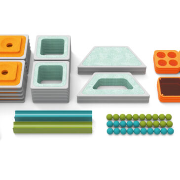 Raum für grenzenloses Entdecken und Gestalten ... Mit MagniWorld entstehen aus einzelnen Modulen ganze Welten. Das vielseitige Konstruktionssystem lädt Kinder dazu ein, zu bauen, zu kombinieren, zu forschen und ihrer Fantasie freien Lauf zu lassen. Durch die offenen und flexiblen Elemente entstehen immer neue Spiel- und Lernräume, in denen Kinder spielerisch Probleme lösen, Ideen ausprobieren und gemeinsam kreativ werden. So fördert MagniWorld ästhetisches Empfinden, Teamgeist, eigenständiges Denken und die Freude am Entdecken - für ganzheitliches Lernen mit Kopf, Herz und Hand. Drinnen und draußen: bauen, spielen, lernen, bewegen. Mit dem modularen Konstruktionssystem MagniWorld entstehen immer neue Spiel- und Lernwelten. Magnetische Rahmenelemente verbinden sich im Handumdrehen zu fantasievollen Bauwerken - von Türmen und Tunneln bis zu Häusern mit bunten Fenstern oder Pyramiden-Dach. Durch Licht-, Kugel- und Wasserspiele entdecken Kinder kreative Möglichkeiten, Bewegung und Teamgeist neu. Die Teile mit grauem Rahmen sind magnetisch, für kinderleichtes Bauen, 144 Bauteile, 21 Vorlagenkarten. Material: EPP, ABS, Acryl, PVC, Metall Maße: Quadrat: 35 x 35 x 5,7 cm, Bahn: 70 x 7 x 3,5 cm