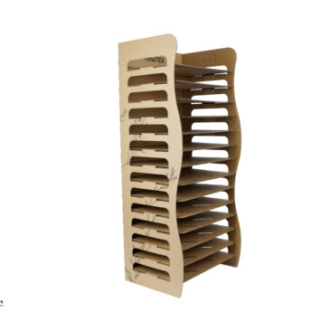 Papiertrockenständer aus Karton Leicht, tragbar, stabil und preiswert ... Der praktische Papiertrockenständer aus Karton lässt sich dank seines geringen Gewichts ganz einfach an den Griffen tragen und immer genau dort einsetzen, wo er gebraucht wird. Schnell aufgebaut und stabil konstruiert, bietet er Platz für 14 Bilder im A4- oder A3-Format. Die Einlegeböden werden einfach in die ausgestanzten Öffnungen gesteckt. Luftaussparungen, verkürzen die Trocknungszeit der Kunstwerke. Mit seinem geschwungenen Design und den liebevoll gestalteten Seitenflächen ist der Trockenständer auch optisch ein Hingucker. Bei Nichtgebrauch kann er umgedreht in die Ecke gestellt oder sogar als leichtes Regal für andere Materialien genutzt werden. Inhalt: 1 Korpus, 14 Einlegeböden.