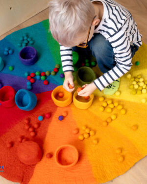 Dieser Teppich kann als Jahreskreis ... sowie Farbkreis eingesetzt werden. Entsprechend der Farbtöne werden die verschiedenen Jahreszeiten dargestellt und können beliebig mit passendem Material, Jahreszeit entsprechend bespielt werden. Er kann auch toll, als Spiel- und Liegefläche benutzt werden. Filzteppich 12 Monate 150 cm