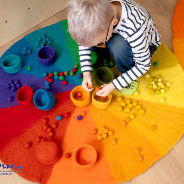 Dieser Teppich kann als Jahreskreis ... sowie Farbkreis eingesetzt werden. Entsprechend der Farbtöne werden die verschiedenen Jahreszeiten dargestellt und können beliebig mit passendem Material, Jahreszeit entsprechend bespielt werden. Er kann auch toll, als Spiel- und Liegefläche benutzt werden. Filzteppich 12 Monate 150 cm