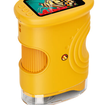 Damit kommen Objekte kleiner Forscher ganz groß raus ... Mit dem Digital-Mikroskop eröffnen Sie Kindern eine faszinierende Welt, die sie sonst nicht sehen können. Ob Blattadern, Sandkörner oder winzige Insektenstrukturen - dank der 50-1.000-fachen Vergrößerung werden selbst Alltagsmaterialien zu aufregenden Forschungsschätzen. Das kompakte Gerät ist kinderleicht zu bedienen, robust gebaut und sofort einsatzbereit: einschalten, betrachten, staunen! 8 helle LED-Leuchten mit 3 Helligkeitsstufen, ein scharfes 2 Zoll IPS-Display sowie Foto- und Videofunktionen unterstützen kleine Naturforscher bei ihren Entdeckungen. Hinweis: Für Foto- und Videoaufnahmen wird eine MicroSD-Karte benötigt (nicht inkl.). Stromversorgung: Akku (per USB aufladbar). Kompatibilität: Windows, Mac. Inkl. Schutzabdeckung der Linse, Umhängeband und USB-C zu USB-A Kabel, Objektiv-Gewinde, Anleitung. Material: Kunststoff, Metall Maße: 8 x 5 x 10,5 cm Empfohlen ab 6 Jahre ACHTUNG! Nicht für Kinder unter 36 Monate geeignet wegen verschluckbarer Kleinteile, Erstickungsgefahr!