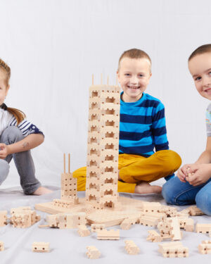 Holzsteckbausteine für große Baumeister ... Aus 360 Bausteinen in vier Größen können Kinder beeindruckende Bauwerke konstruieren ... z.B. eine Ritterburg. Fenster entstehen durch Auslassen von Mauerwerk und anschließendem Überbauen. Die kleinsten Steine eignen sich toll für Zinnen und Türmchen. Ein Tor gewährt den Einlass. Vertikale Stäbe in zwei Längen verbinden die Steine und geben den Mauern Halt. Mit jeder Konstruktion lernen die Kinder hinzu, verbessern ihre Konzentration, entwickeln eine vorausschauende Denkweise und Feinmotorik. Steckbausteine KIGA 191-tlg.