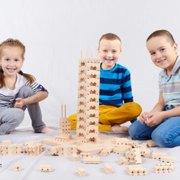 Holzsteckbausteine für große Baumeister ... Aus 360 Bausteinen in vier Größen können Kinder beeindruckende Bauwerke konstruieren ... z.B. eine Ritterburg. Fenster entstehen durch Auslassen von Mauerwerk und anschließendem Überbauen. Die kleinsten Steine eignen sich toll für Zinnen und Türmchen. Ein Tor gewährt den Einlass. Vertikale Stäbe in zwei Längen verbinden die Steine und geben den Mauern Halt. Mit jeder Konstruktion lernen die Kinder hinzu, verbessern ihre Konzentration, entwickeln eine vorausschauende Denkweise und Feinmotorik. Steckbausteine KIGA 191-tlg.