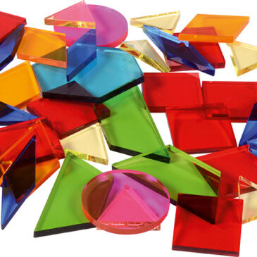 Kreative Formen und Figuren gestalten ... Aus den transparenten Acryl-Formen lassen sich mit Hilfe der Vorlagen vielfältige Motive legen - von Lokomotive, Schiff und Fisch bis hin zu Schmetterling, Hase, Baum und Herz. Auf dem Leuchtkübel entfalten die bunten Steine ihre besondere Wirkung. Beim Legen, Sortieren und Kombinieren trainieren Kinder ihre Feinmotorik, visuelle Wahrnehmung, Konzentration und räumliche Vorstellungskraft. Gleichzeitig fördert das freie Gestalten ihre Kreativität, problemlösendes Denken und die Fähigkeit, Muster zu erkennen und selbst zu entwickeln. Acryl Geo Legespiel 49-tlg.