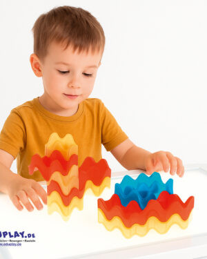 Eierbecher Blocks transparent 45 Teile Innovative Bausteine für kreatives Bauen und Lernen ... Das Baustein-Set regt die Fantasie der Kinder an und fördert spielerisch Erkennen von Mustern und Strukturen. Das einzigartige wellenförmige Design inspiriert zu innovativen Bauideen und individuellen Konstruktionen. Kinder lernen durch das nahtlose Ineinandergreifen der Steine, Herausforderungen zu meistern und Lösungen zu finden. Dabei werden gezielt die Hand-Auge-Koordination und Ausdauer gefördert. Inkl. Anleitung mit Bauideen.