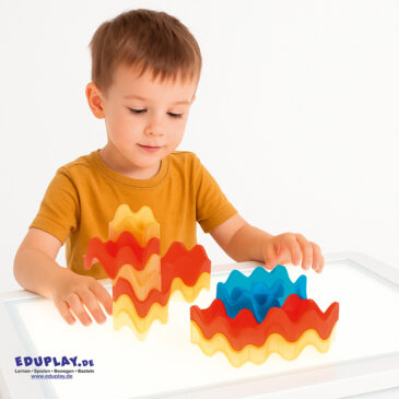 Eierbecher Blocks transparent 45 Teile Innovative Bausteine für kreatives Bauen und Lernen ... Das Baustein-Set regt die Fantasie der Kinder an und fördert spielerisch Erkennen von Mustern und Strukturen. Das einzigartige wellenförmige Design inspiriert zu innovativen Bauideen und individuellen Konstruktionen. Kinder lernen durch das nahtlose Ineinandergreifen der Steine, Herausforderungen zu meistern und Lösungen zu finden. Dabei werden gezielt die Hand-Auge-Koordination und Ausdauer gefördert. Inkl. Anleitung mit Bauideen.
