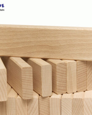 Stapelleisten Buche 78er Set Stapeln, zählen, konstruieren - Bauen mit System und Fantasie ... Die einfachen Stapelleisten aus massivem Buchenholz animieren Kinder zum kreativen Konstruieren. Ob Wendeltreppe, Burg, Mauer oder Turm - die Leisten können flach oder hochkant verbaut und vielseitig kombiniert werden, auch mit anderen Bausteinen. Durch das ausgeklügelte Maßsystem - drei flach liegende Leisten ergeben die Höhe einer hochkant stehenden - entstehen beim Spielen spannende Bauideen und erste mathematische Entdeckungen. Kinder trainieren dabei Feinmotorik, räumliches Denken, Konzentration und Zählverständnis - spielerisches Lernen mit unbegrenzten Möglichkeiten.