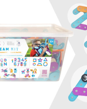 Steam Kit Knopfkonstruktion 380 Teile Kreative Objekte bauen aus Filz ... Tiere, Fahrzeuge, Buchstaben, Zahlen, geometrische Formen und eigene Figuren können Kinder mit diesem vielseitigen Set gestalten. Die weichen Filzteile in unterschiedlichen Längen, Farben und Formen lassen sich dank der beidseitigen Druckknöpfe kinderleicht verbinden. Beiliegende Vorlagenkarten zeigen zwei- und dreidimensionale Objekte für verschiedene Schwierigkeitsgrade. Das kreative Zusammenknöpfen fördert Feinmotorik, Hand-Auge-Koordination und räumliches Denken. Beim Experimentieren mit Formen und Proportionen entwickeln Kinder gleichzeitig ein frühes Verständnis für Konstruktion und Symmetrie. Die leichten, robust vernähten Filzteile lassen sich immer wieder neu kombinieren und regen die Fantasie zu unendlichen Bauideen an. Set: 380 Filzteile (maschinenwaschbar), 4 laminierte Farb-Anleitungen für 3 Objekte, 14 Vorlagenkarten, 55 Ratespielkarten, Kunststoffbox mit Deckel.