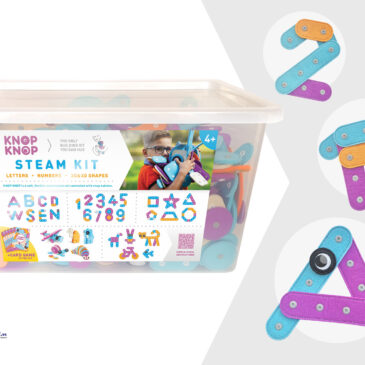 Steam Kit Knopfkonstruktion 380 Teile Kreative Objekte bauen aus Filz ... Tiere, Fahrzeuge, Buchstaben, Zahlen, geometrische Formen und eigene Figuren können Kinder mit diesem vielseitigen Set gestalten. Die weichen Filzteile in unterschiedlichen Längen, Farben und Formen lassen sich dank der beidseitigen Druckknöpfe kinderleicht verbinden. Beiliegende Vorlagenkarten zeigen zwei- und dreidimensionale Objekte für verschiedene Schwierigkeitsgrade. Das kreative Zusammenknöpfen fördert Feinmotorik, Hand-Auge-Koordination und räumliches Denken. Beim Experimentieren mit Formen und Proportionen entwickeln Kinder gleichzeitig ein frühes Verständnis für Konstruktion und Symmetrie. Die leichten, robust vernähten Filzteile lassen sich immer wieder neu kombinieren und regen die Fantasie zu unendlichen Bauideen an. Set: 380 Filzteile (maschinenwaschbar), 4 laminierte Farb-Anleitungen für 3 Objekte, 14 Vorlagenkarten, 55 Ratespielkarten, Kunststoffbox mit Deckel.