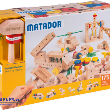 Matador Maker M175 Kreativ bauen, entdecken und spielerisch lernen ... Mit den Holzbaukästen von Matador tauchen Kinder ab 3 Jahren in die Welt des Bauens, Werkens und kreativen Erfindens ein. Bausteine und Verbindungsstäbchen werden mit Hammer, Zange und Keil zusammengefügt. So entstehen Fahrzeuge, Tiere, Figuren und Alltagsgegenstände nach Vorlagen - oder eigene Kreationen. Beim Spielen fördern Kinder ihre Feinmotorik, Hand-Auge-Koordination, räumliches Denken und Problemlösefähigkeiten. Alle Teile sind aus 100% österreichischem Holz, langlebig und kindgerecht dimensioniert. Die bebilderten Bauanleitungen geben zahlreiche Anregungen für eigene Bauideen. 175 Teile, Werkzeuge: 1 Hammer, 1 Zange, 1 Keil, inkl. Vorlagenheft mit 78 Bauideen. Ideal für Einzelkinder oder kleine Teams, um Fantasiewelten wie Hubschrauber, Polarstationen oder Savannen zu erschaffen.