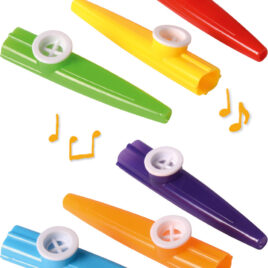 Kazoo 6er Set Das Instrument für die Hosentasche ... Summen, singen oder sprechen durch das Kazoo wird zum riesen Spaß. Die in Schwingung gesetzte Membran verändert den Ton der eigenen Stimme und lässt ihn sonderbar trötend klingen.