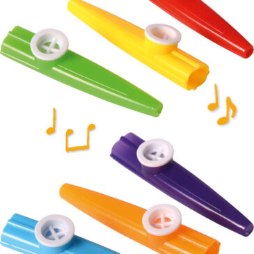 Kazoo 6er Set Das Instrument für die Hosentasche ... Summen, singen oder sprechen durch das Kazoo wird zum riesen Spaß. Die in Schwingung gesetzte Membran verändert den Ton der eigenen Stimme und lässt ihn sonderbar trötend klingen.