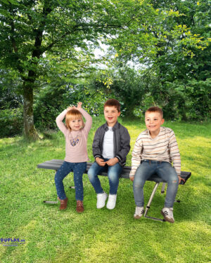 Höhenverstellbare, stapelbare Bank ... Diese wetterfeste Outdoor Bank bietet Kindergartenkindern jederzeit einen bequemen Sitzplatz für den Morgenkreis, kleine Pausen oder Aktivitäten im Freien. Dank der fünf höhenverstellbaren Sitzpositionen lässt sich die Bank optimal für unterschiedliche Altersgruppen anpassen. Die Verstellung erfolgt sicher und einfach über vier Steckbolzen an den Beinen. Abgewinkelte Rundrohrfüße mit schwarzen Gummistoppern sorgen für festen Stand. Die Bank ist platzsparend stapelbar. Belastbar bis 200 kg. Outdoor Bank