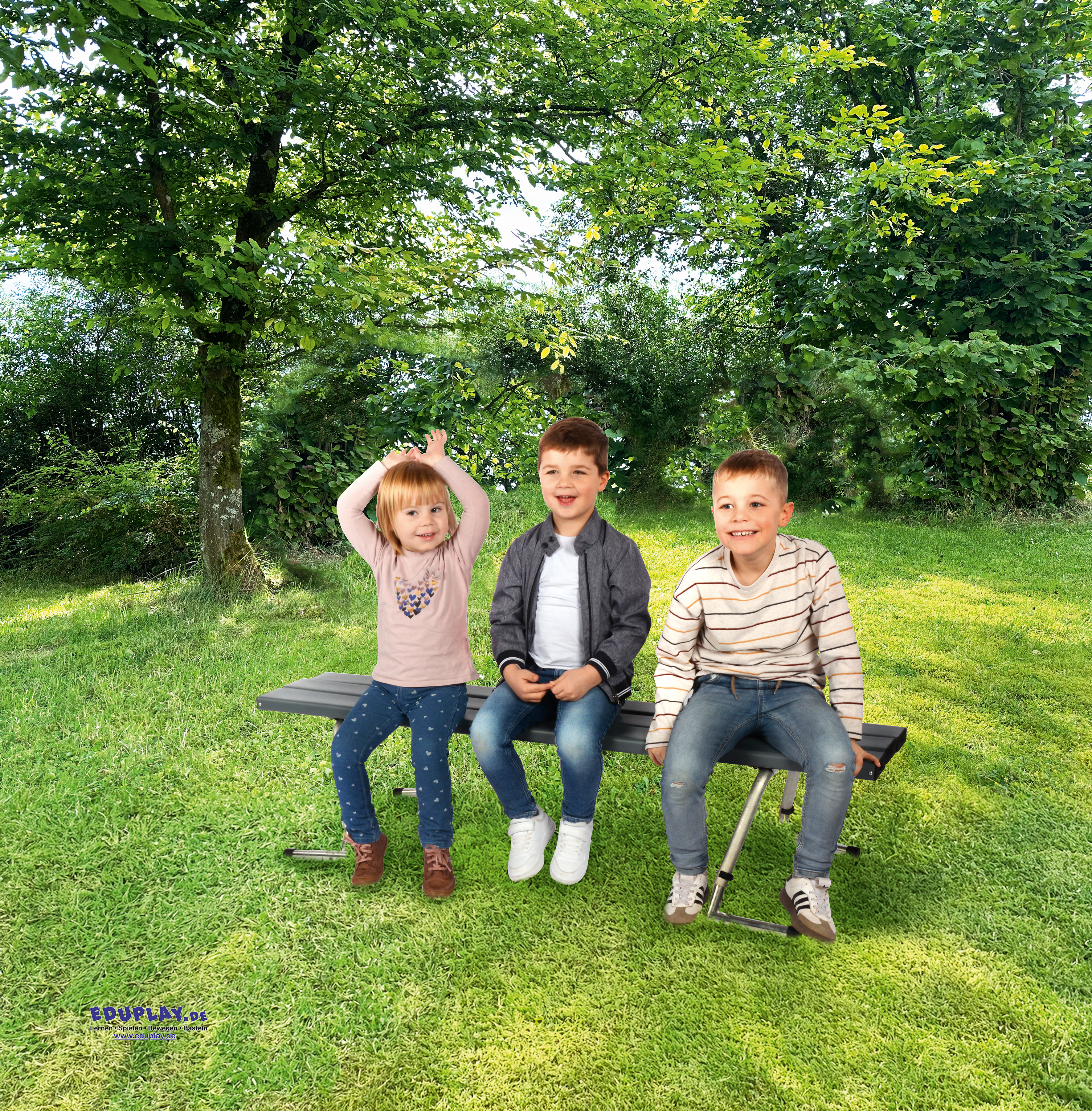 Höhenverstellbare, stapelbare Bank ... Diese wetterfeste Outdoor Bank bietet Kindergartenkindern jederzeit einen bequemen Sitzplatz für den Morgenkreis, kleine Pausen oder Aktivitäten im Freien. Dank der fünf höhenverstellbaren Sitzpositionen lässt sich die Bank optimal für unterschiedliche Altersgruppen anpassen. Die Verstellung erfolgt sicher und einfach über vier Steckbolzen an den Beinen. Abgewinkelte Rundrohrfüße mit schwarzen Gummistoppern sorgen für festen Stand. Die Bank ist platzsparend stapelbar. Belastbar bis 200 kg. Outdoor Bank