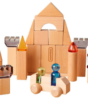 Fantasievolle Burgbausteine aus Holz und Acryl ... Mit diesem 119-teiligen Bauset aus Buchenholz und farbigem Acryl entstehen prachtvolle Burgen, Türme und Fantasiebauten. Die transparenten Bausteine bringen Farbe und Licht ins Spiel und regen Kinder dazu an, eigene Geschichten zu erfinden. Beim Bauen, Stapeln und Konstruieren werden Kreativität, Feinmotorik und räumliches Denken gefördert. Unterschiedliche Formen - von Türmen über Zinnen bis hin zu Figuren und Fahrzeug - laden zum freien, fantasievollen Spiel ein. Ein Ideenheft mit Beispielbauten inspiriert zum Nachbauen und Experimentieren. Build-My-Castle 119 Teile Transparent Acryl Holz
