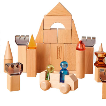 Fantasievolle Burgbausteine aus Holz und Acryl ... Mit diesem 119-teiligen Bauset aus Buchenholz und farbigem Acryl entstehen prachtvolle Burgen, Türme und Fantasiebauten. Die transparenten Bausteine bringen Farbe und Licht ins Spiel und regen Kinder dazu an, eigene Geschichten zu erfinden. Beim Bauen, Stapeln und Konstruieren werden Kreativität, Feinmotorik und räumliches Denken gefördert. Unterschiedliche Formen - von Türmen über Zinnen bis hin zu Figuren und Fahrzeug - laden zum freien, fantasievollen Spiel ein. Ein Ideenheft mit Beispielbauten inspiriert zum Nachbauen und Experimentieren. Build-My-Castle 119 Teile Transparent Acryl Holz