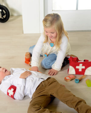 Alles drin für das Erste-Hilfe-Spiel ... Ärzte und Krankenschwestern werden oft zu Verletzungen und Unfällen gerufen, und dieser wunderbare Rollenspiel-Arztkoffer enthält alles, was ein Ersthelfer benötigen könnte: ein Stethoskop, eine Spritze, ein Mobiltelefon, ein Thermometer und vieles mehr. Ein ideales Spielzeug für Vorschulkinder und Kleinkinder, das die soziale Interaktion fördert und für viel Spaß beim Rollenspiel sorgt. Hergestellt aus europäischem Buchenholz. Mein erstes Arzt-Set